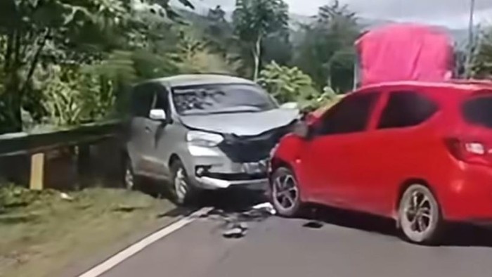 Dua mobil, Avanza dan Brio, terlibat tabrakan di Maros, Sulsel. Lima orang luka-luka dilarikan ke Puskesmas.