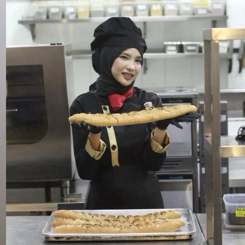 Mengenal Henny Maria, 'Red Koki' yang Sedang Viral di Media Sosial