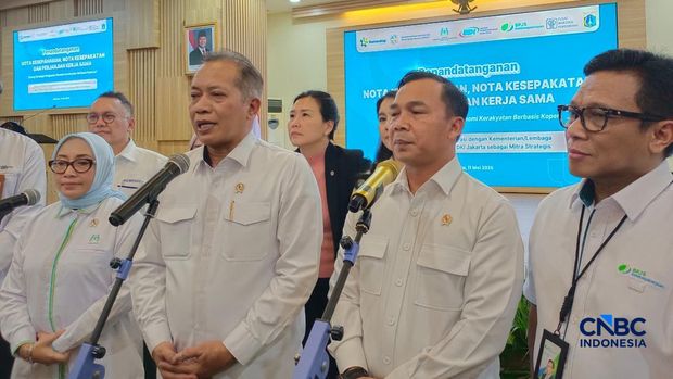 Menteri Koperasi melakukan penandatanganan Nota Kesepahaman Bersama dan Perjanjian Kerja Sama antara Kemendukbangga/BKKBN, KPPPA), BSN; BPJS Ketenagakerjaan; PIP; dan Pemprov DKI Jakarta di Auditorium Kemenkop, Jakarta, Senin (11/5/2026). (CNBC Indonesia/Martyasari Rizky)