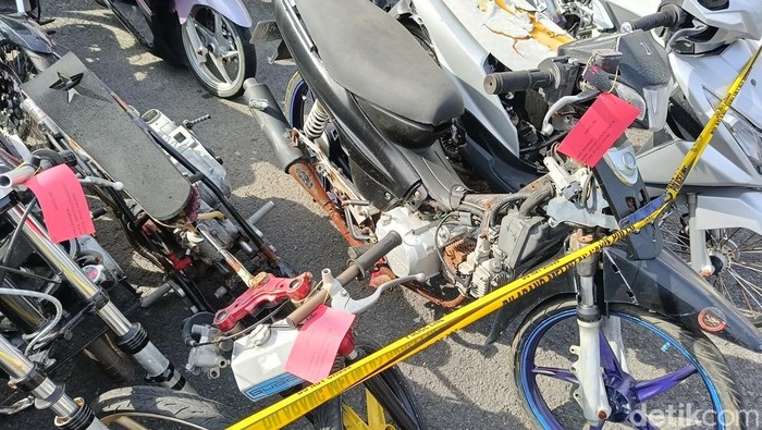 Motor barang bukti balap liar sudah karatan karena tak kunjung diambil pemilik.