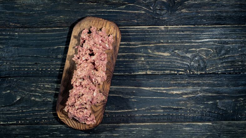 Ngeri! Pelanggan Temukan Benda Mirip Bulu Mata di Daging Cincang