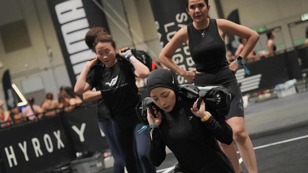 Gaya hijab Nikita Willy saat ikut hyrox di Hong Kong.