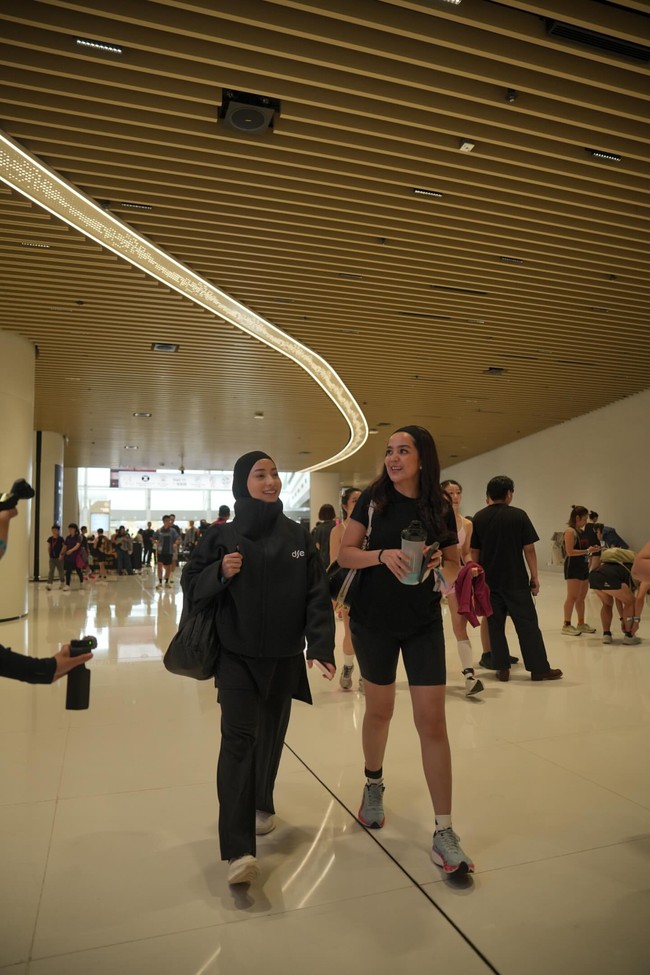 Gaya hijab Nikita Willy saat ikut hyrox di Hong Kong.