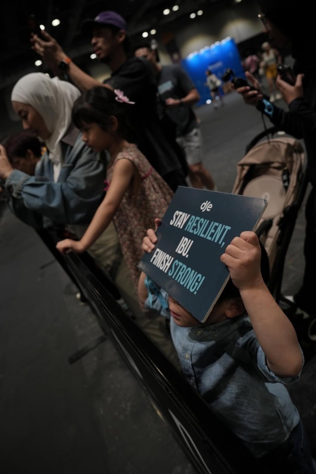 Gaya hijab Nikita Willy saat ikut hyrox di Hong Kong.