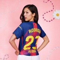 Jersey Barca versi Olivia Rodrigo hadir dengan logo inisial namanya di bagian depan. Sedangkan di bagian belakang, tertulis nama belakang dan angka favoritnya. Pelantun ‘Happier’ asal AS itu memadukannya dengan celana gemas. Foto: Instagram @fcbarcelona