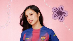 Gaya Olivia Rodrigo Jadi Pendukung Barca, Padukan Jersey dengan Celana Gemas