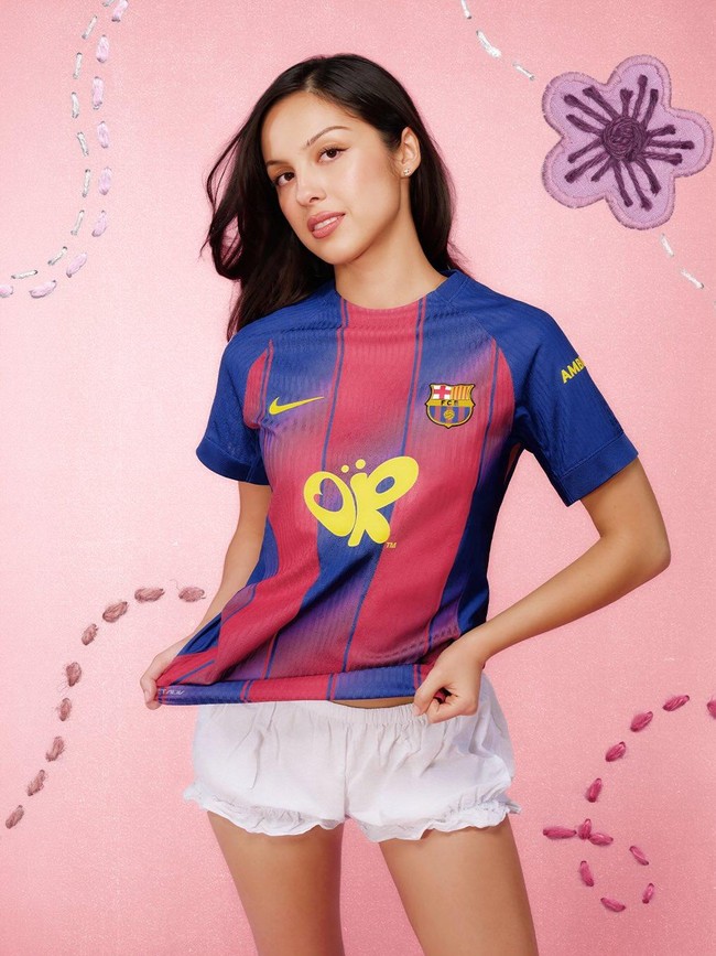 Gaya Olivia Rodrigo Jadi Pendukung Barca, Padukan Jersey dengan Celena Gemas