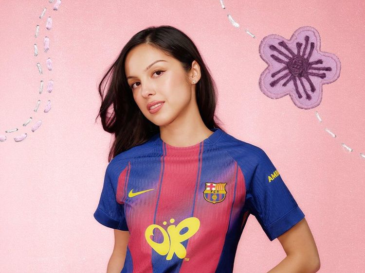Gaya Olivia Rodrigo Jadi Pendukung Barca, Padukan Jersey dengan Celana Gemas