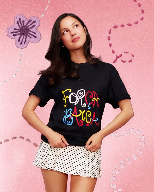 Sedangkan untuk t-shirt yang juga hasil kerjasama dengan Spotify, wanita 23 tahun tersebut memadukannya rok mini putih polka dot. Foto: Instagram @fcbarcelona
