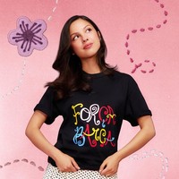 Sedangkan untuk t-shirt yang juga hasil kerjasama dengan Spotify, wanita 23 tahun tersebut memadukannya rok mini putih polka dot. Foto: Instagram @fcbarcelona
