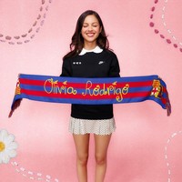 Adapun gayanya memakai sweater selagi membawa syal dengan namanya dari motif dan warna khas dari klub tersebut. Foto: Instagram @fcbarcelona