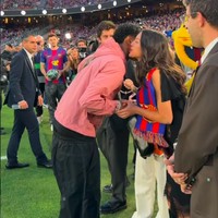 Tak hanya merilis merchandise bersama Barca, Olivia Rodrigo juga mendukung klub tersebut dengan menonton pertandingannya semalam.  Foto: Instagram @fcbarcelona
