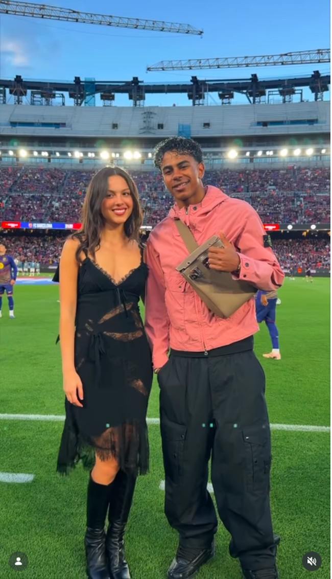 Dalam kesempatan ini, pelantun ‘good 4 u’ tersebut bertemu Lamine Yamal selagi mengenakan dress hitam dengan aksen cut out renda yang dipadukan boots. Foto: Instagram @fcbarcelona