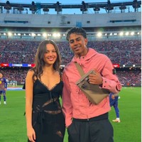 Dalam kesempatan ini, pelantun ‘good 4 u’ tersebut bertemu Lamine Yamal selagi mengenakan dress hitam dengan aksen cut out renda yang dipadukan boots. Foto: Instagram @fcbarcelona