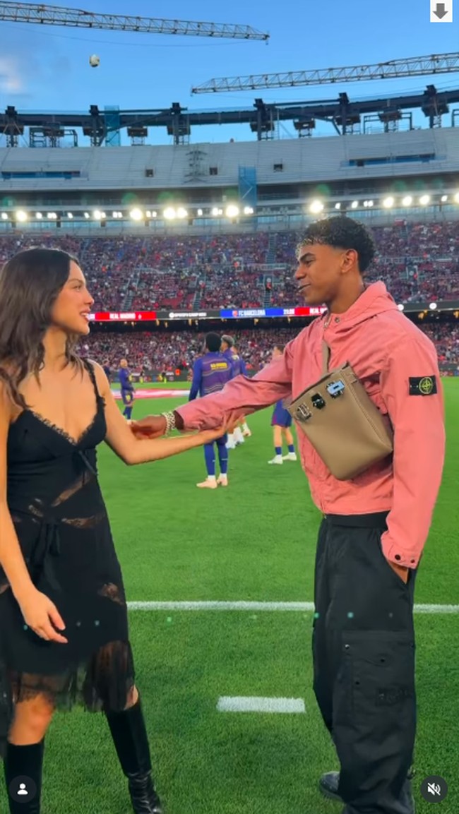 Olivia pun menyaksikan pertandingan El Clasico selagi para pemain mengenakan jersey bertuliskan inisial namanya. Foto: Instagram @fcbarcelona