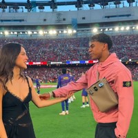 Olivia pun menyaksikan pertandingan El Clasico selagi para pemain mengenakan jersey bertuliskan inisial namanya. Foto: Instagram @fcbarcelona