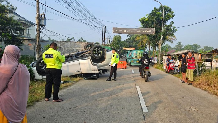 Mobil Pajero Sport putih menabrak dua anak SD berinisial NA (12) dan NL (7), serta seorang perempuan berinisial SN (40) di Jalan Raya Cikeusal-Petir, Kampung Cimaung, Cikeusal, Kabupaten Serang, Minggu (10/5/2026).