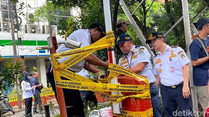 Parkir ilegal di Blok M Square disegel. (Rumondang/detikcom)