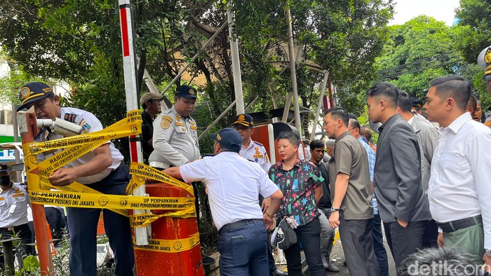 Parkir ilegal di Blok M Square disegel. (Rumondang/detikcom)