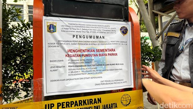 Parkir ilegal di Blok M Square disegel. (Rumondang/detikcom)