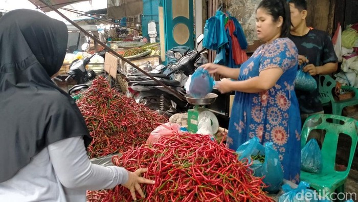 Pedagang di pasar Tavip Kota Binjai sedang melayani pembeli.(Laila Syakira/detikSumut)