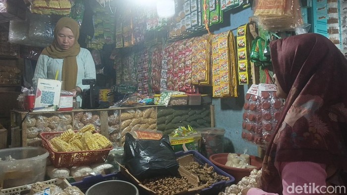 Pedagang di pasar tradisional di Tasikmalaya.