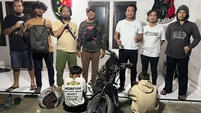 Pelaku dan barang bukti kabel tembaga.