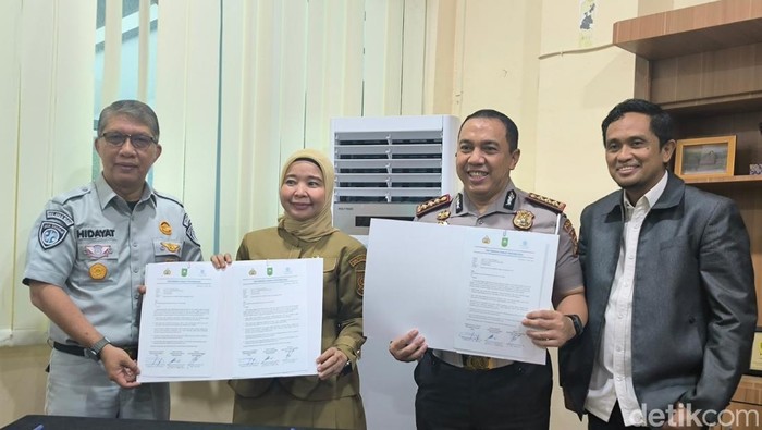 Penandatanganan kesepakatan bayar pajak tanpa KTP pemilik pertama