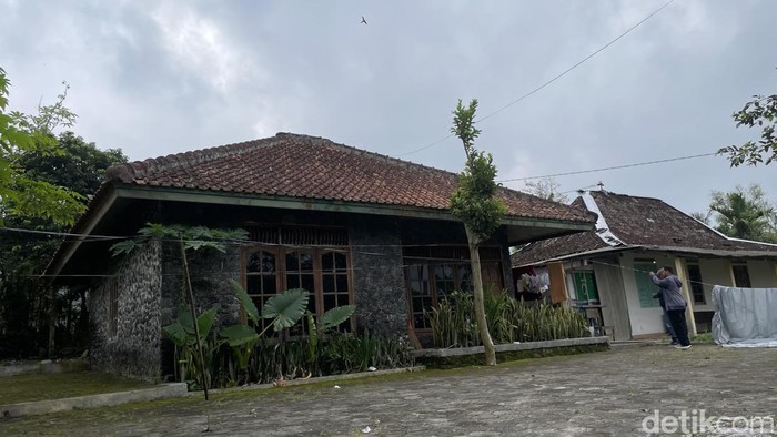 Penampakan rumah tempat 11 bayi yang dievakuasi petugas kepolisian dan dinas terkait di Hargobinangun, Pakem, Sleman, Senin (11/5/2026)