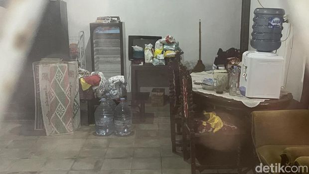 Penampakan rumah tempat 11 bayi yang dievakuasi petugas kepolisian dan dinas terkait di Hargobinangun, Pakem, Sleman, Senin (11/5/2026)