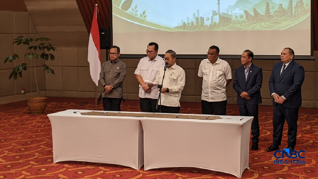 Penandatanganan Kesepakatan Bersama Antara Pemerintah Daerah dan Danantara untuk Percepatan Pembangunan PSEL, Senin (11/5/2026). (CNBC Indonesia/Emir Yanwardhana)