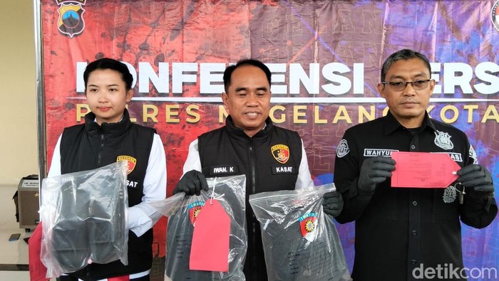 Petugas memperlihatkan barang bukti dari penanganan kasus penganiayaan yang dilakukan di Polres Magelang Kota, Senin (11/5/2026).