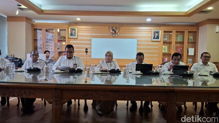 Penjelasan Kemendikdasmen terkait SE No 7 Tahun 2026 di  Gedung D Kemendikdasmen, Jalan Jenderal Sudirman, Jakarta Pusat pada Senin (11/5/2026).