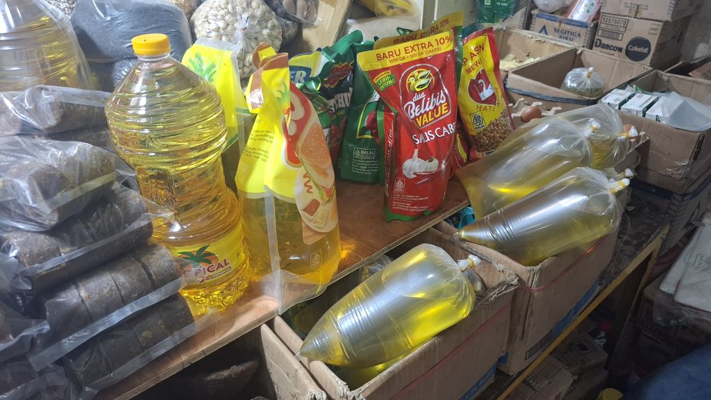 Penjualan minyak goreng kemasan  di Pasar Senen, Jakarta Pusat pada Senin (11/5/2026), (CNBC Indonesia/Chandra Dwi Pranata)