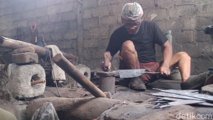 Perajin pisau di Kranggan Klaten kebanjiran pesanan jelang Idul Adha.
