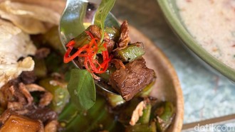 Nyamm! Ada Nasi Tempong hingga Oseng Sapi di Resto Konsep Kebun Cantik
