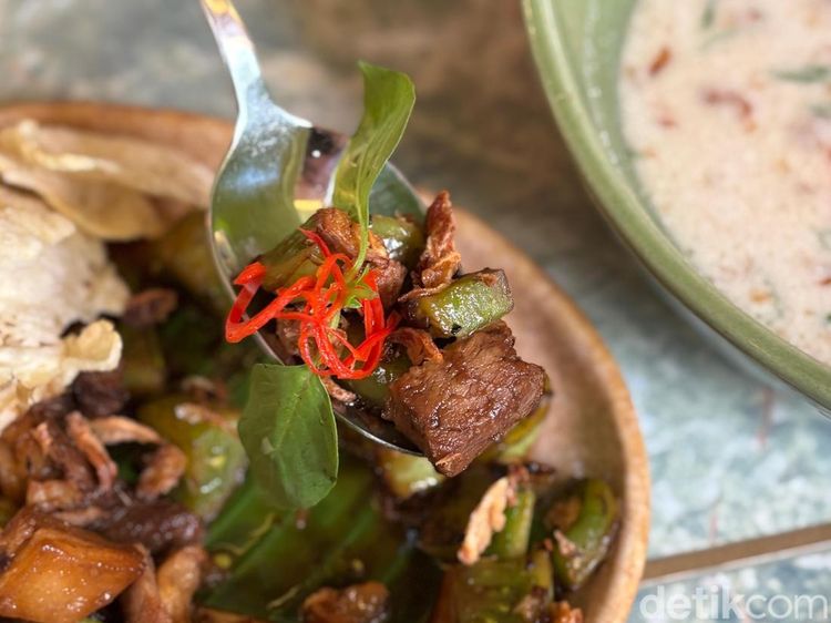 Nyamm! Ada Nasi Tempong hingga Oseng Sapi di Resto Konsep Kebun Cantik