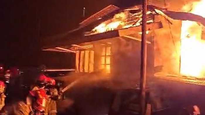 Petugas Damkar Berjibaku padamkan api di kawasan padat penduduk 1 Ilir Palembang