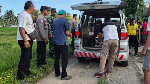 Petugas mengevakuasi jenazah petani I Nyoman Merta (70) dari Subak Langkih, Banjar Pejengaji, Desa Tegallalang, Kecamatan Tegallalang, Gianyar, Minggu (10/5/2026) (Dok. Kodim 1616/Gianyar)