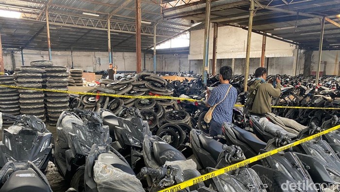 Polda Metro Jaya membongkar gudang curanmor dan menyita ribuan motor hasil curian di Kebayoran Lama, Jaksel.