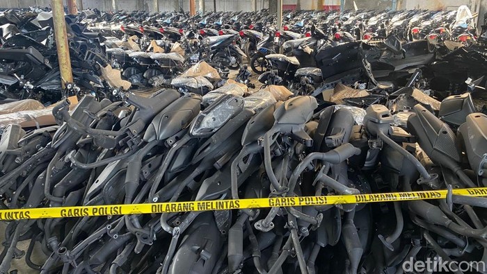 Polda Metro Jaya membongkar gudang penadahan ribuan motor hasil kejahatan di Kebayoran Lama, Jaksel.