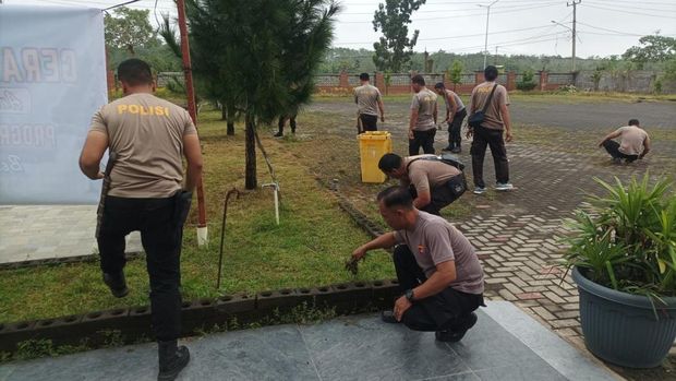 Polisi bersih-bersih lingkungan Vihara di Prabumulih. (Dok. ist)