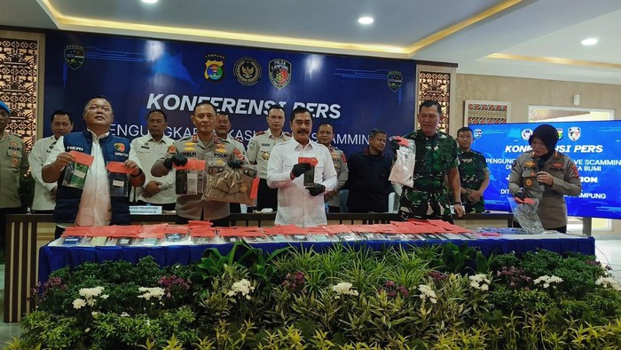 Polisi dan Ditjenpas membongkar love scaming yang libatkan 145 narapidana di Lampung