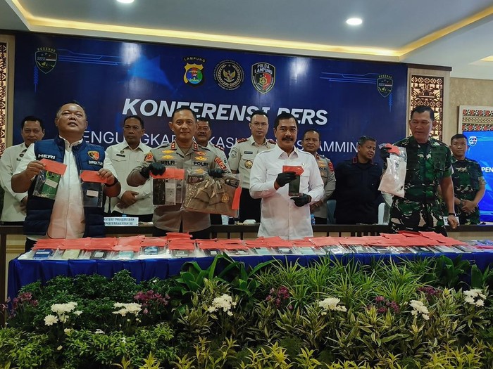 Polisi dan Ditjenpas membongkar love scaming yang libatkan 145 narapidana di Lampung