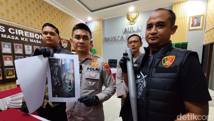 Polisi menunjukkan barang bukti berupa stik baseball yang diamankan terkait aksi gerombolan bermotor yang merusak warung di Kota Cirebon.