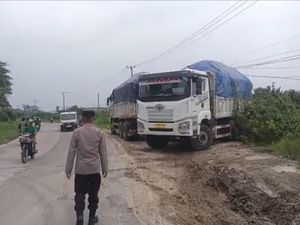 Polisi Putar Balik Dump Truk Langgar Aturan Pembatasan di Jawilan Serang