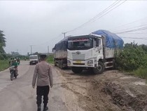 Polisi Putar Balik Dump Truk Langgar Aturan Pembatasan di Jawilan Serang