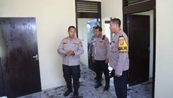 Kapolres Kediri AKBP Bramastyo Priaji saat mengunjungi aspol Polsek Wates
