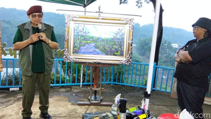 Presiden ke-6 RI, Susilo Bambang Yudhoyono (SBY), melukis di Taman Kyai Langgeng (TKL) Kota Magelang, Senin (11/5/2026).