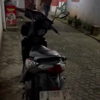 Pria berinisial ML jadi tersangka setelah menghalangi dan menendang ambulans di Kota Depok. (dok IG @resmob_depok)